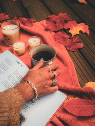 🍂✨ Jeseň je tu a s ňou prichádza čas na obnovu našich šperkovníc! Aké kúsky volíte vy, keď lístie začne meniť farby? 🤎🧡...