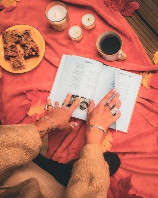 Veľká jesenná radosť práve začína! 🤎🍂 Od zajtra štartujú úžasné 30% zľavy na vybrané šperky. 🤩 Nezmeškajte svoju šancu...