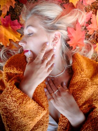 🍁 Dámy, preferujete v jeseni skôr zlaté alebo strieborné šperky? 🍂✨ Jeseň je ideálny čas na experimentovanie s kombináciou...