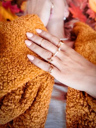 🍂 Už cítite ten jesenný vibe? 🌰 Čas na obmenu šperkovnice! Preferujete na jeseň strieborné alebo zlaté kúsky? 💍 U nás...