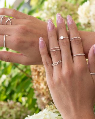 💍 Každý prst rozpráva iný príbeh... Poznáš ten svoj? ✨ Od pradávnych tradícií po dnešné trendy – odhaľujeme tajomstvá...