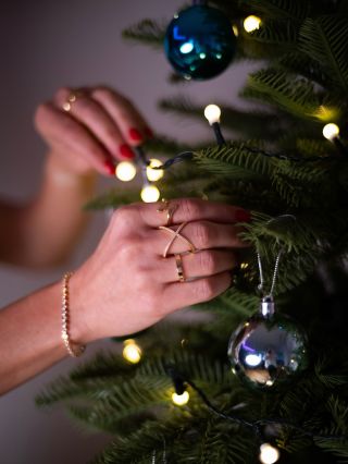 Stromček ozdobený, svetielka žiaria… 🎄✨ A vy? Už máte premyslený sviatočný outfit? Nezabudnite, že šperky sú krásnym...